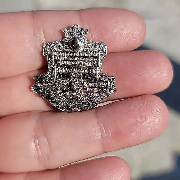 🩶2/$20🩶 Disney Trading Pin Crest Collection - Winnie the Pooh - Picture 2 of 2